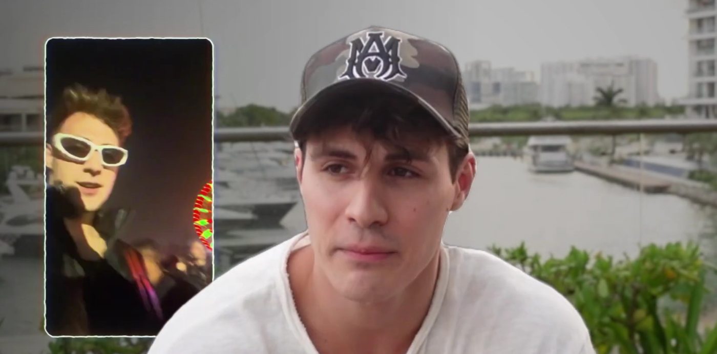 Joven en videollamada con fondo urbano y río en la distancia.