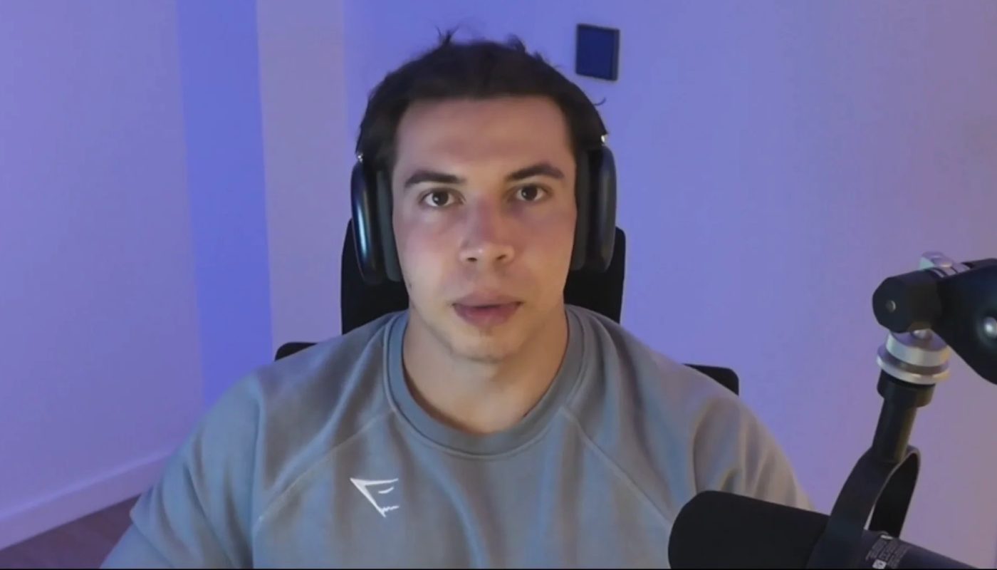 Joven trader con auriculares en estudio de grabación.