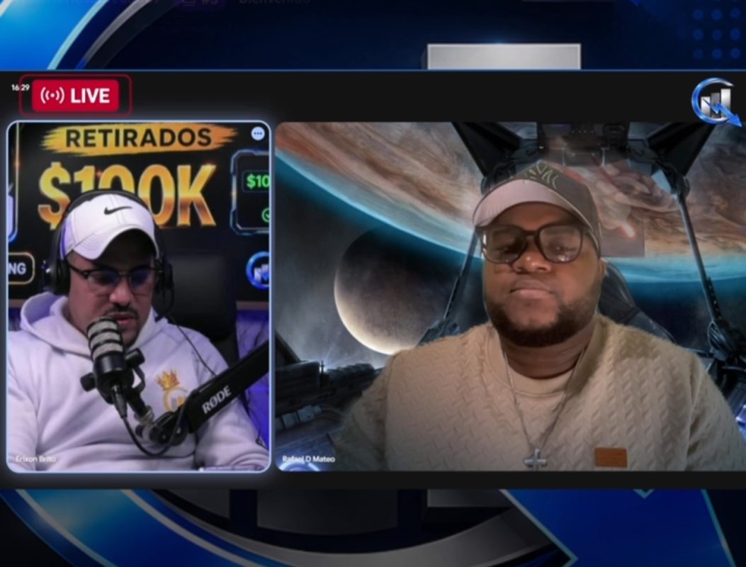 Dos personas en una transmisión en vivo con fondo de espacio y planeta.