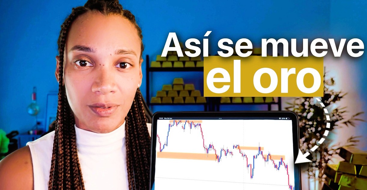 Mujer explicando cómo se mueve el oro en trading con gráfico en pantalla.