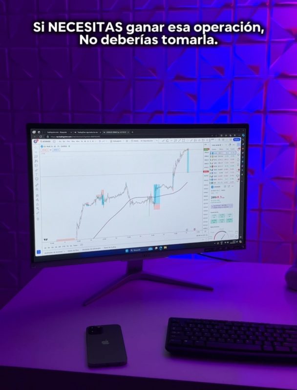 Monitor con gráficos de trading y texto motivacional en fondo morado.
