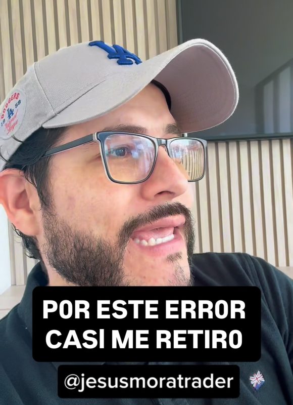 Hombre con gafas y gorra, expresión de frustración por error en trading.