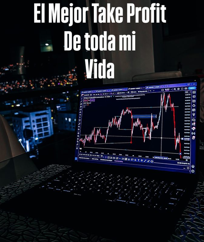 Pantalla de trading con gráficos y análisis financiero en una laptop.