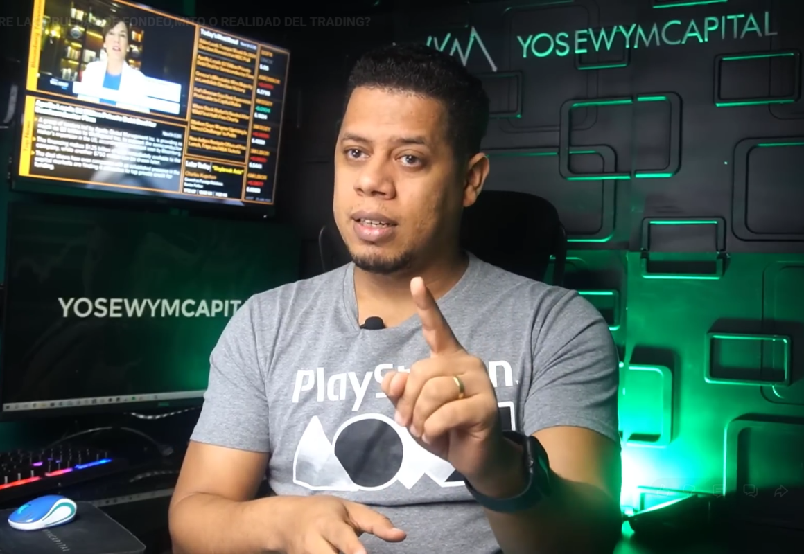 Yose de los Santos explicando estrategias de trading en su estudio profesional.